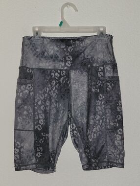 High-rise leopard print 9" biker shorts, Side Pockets, Small, VGUC